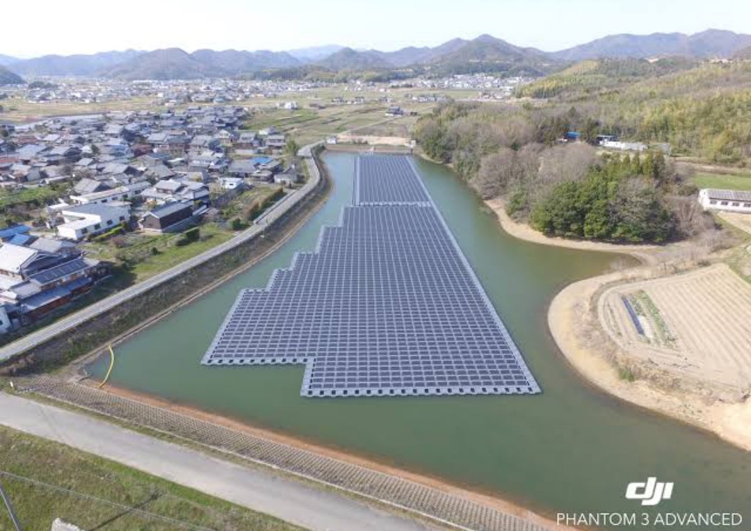 それにしてもどうして池なんかに浮かべちゃったんやろか。 生態系乱す可能性あるし 　　 水面に浮かべてる分腐食も早いよ？ メンテナンスめっちゃ大変だから余分に金かかるし しかもそれ払うの国民だからね？ 迷惑でしかないんだけど。 マジでほんとどうして池なんかに浮かべちゃったん？