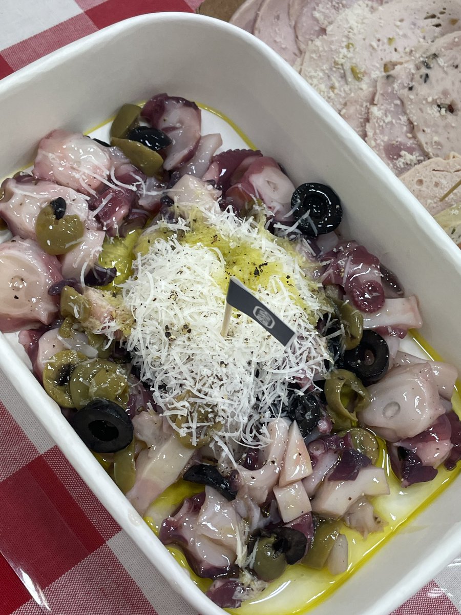 오늘 용산 아이파크몰에 갓는데 말이죠…
[와인킹의 와인마켓] 이런걸 해요..
신분증만 보여주면 잔을 주고 무료 시음을 많이 할 수 있어요🍷🍷🍷
따로 테이블도 있어서 결제 후 먹을 수 있음! 
추천 안주는 삼천상회 훈제 피운어 카르파쵸 입니다.. 15일까지라니까 얼른 가세요💃