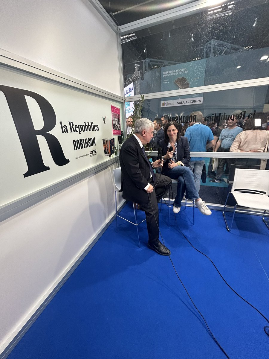 Elly Schlein (@ellyesse) all’#ArenaRobinson con Maurizio Molinari (@Maumol) al Salone del Libro di Torino