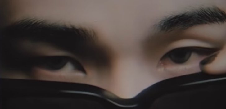 Damn guys look at hyunjin eyes 😭😭
#HYUNJINxVERSACE