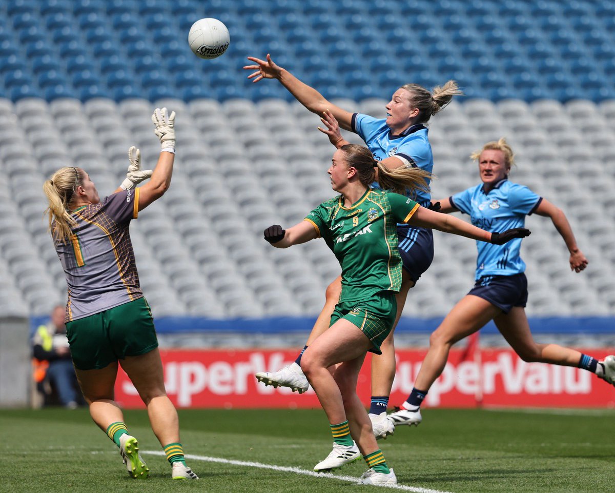 Leinster SFC Final Half time Dublin: 2-8(14) Meath: 0-2(2) Carla Rowe and Jennifer Dunne with the goals to give us a 12 point lead at half time #COYGIB
