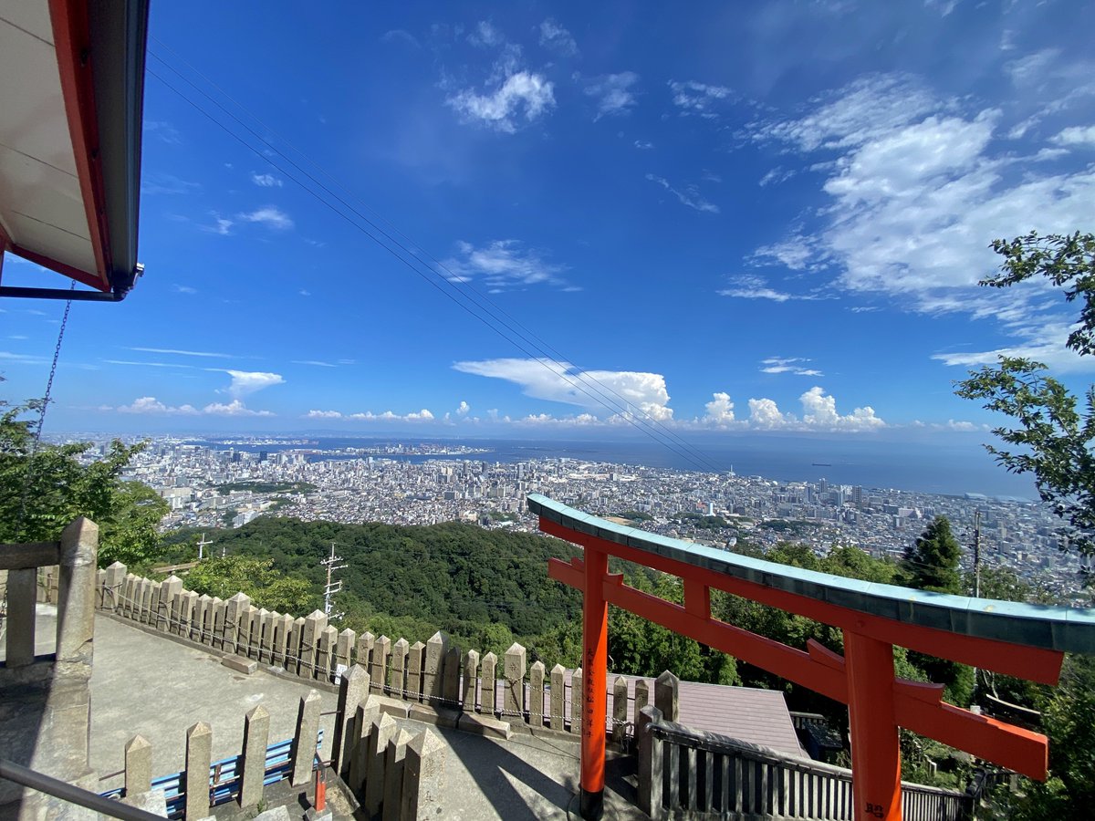 神戸かわさきの配置が発表されたので神戸の写真をはっちゃうぞ〜
神戸って山と海に挟まれた細長〜い土地に街があるから、ちょっと山の方に登って海の方を見ると山！街！海！大阪湾越しに葛城と金剛山！って風景が見えるのよ

6/2の神戸かわさき造船これくしょん、ぜひ遊びに来てね