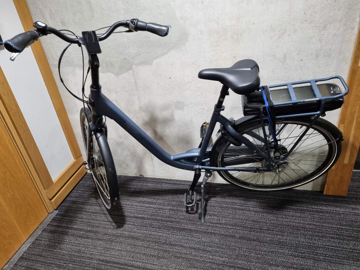 WA_deventer_'s tweet photo. Afgelopen nacht in het centrum #deventer een 34 jarige man (zonder vaste woon- en verblijfplaats) aangehouden die getoonde fiets heeft gestolen. Van wie is deze fiets, graag bellen met 0900-8844. 

Registratie 2024612122 https://t.co/42ZJmd4ecu