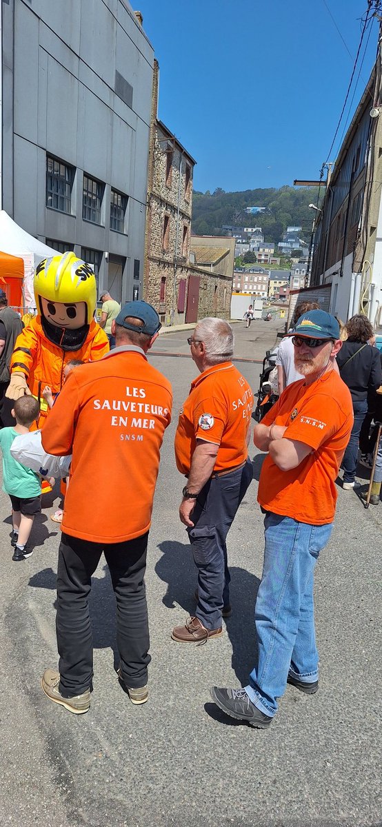 Les enfants ils en raffolent de la mascotte des @SauveteursenMer à Fécamp Grand'escale.