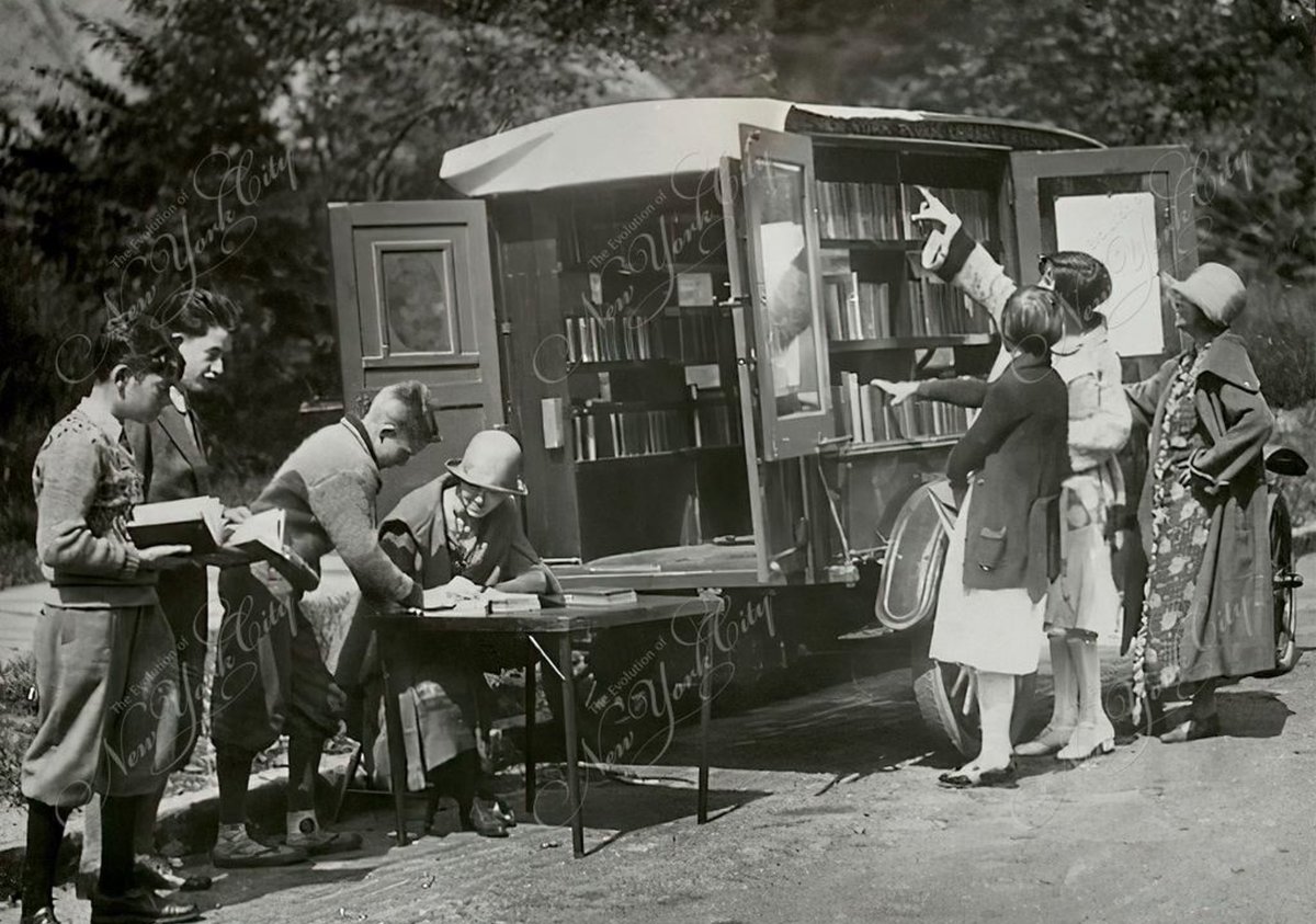 Une bibliothèque gratuite publique et mobile, au Bronx, à New York.

1928.