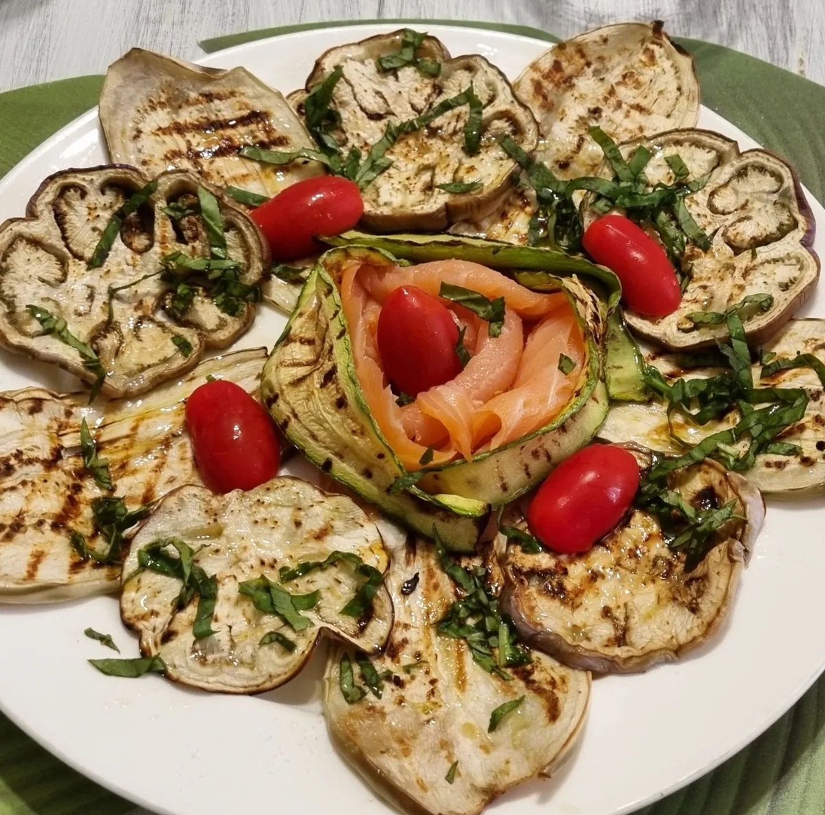 Buon pranzo ragazzi 🥂🥂🥂 Verdure grigliate con salmone affumicato 😋😋😋