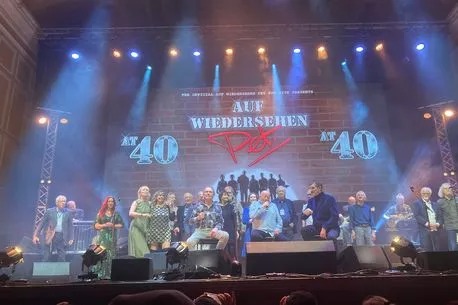 Standing ovation at an Auf Wiedersehen, Pet night packed with surprises 👏 chroniclelive.co.uk/whats-on/music…