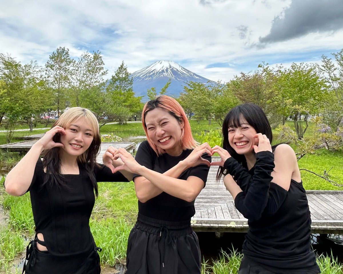 羊文学、サポートドラムが入ると急に陽キャバンドっぽくなるな