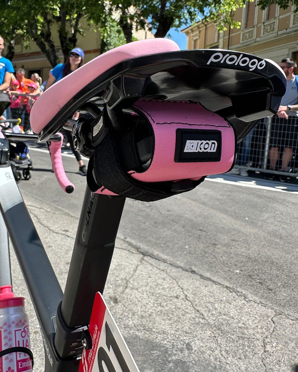 Want to know what Pogaçar and the other riders in the #Giro are carrying beneath their saddles? 

They’re Velon’s live rider data tracking devices. The small units send live speed, position, power and cadence to roadcode.cc and to the live television broadcast.