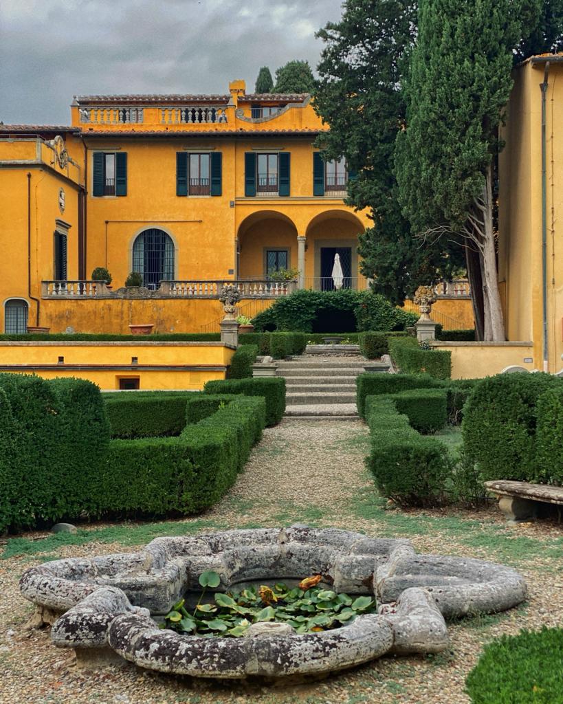 Villa Schifanoia: oggi è una delle sedi dell’Istituto Universitario Europeo.
Puoi visitare il suo #giardino ( ingresso con visita guidata 5€) giovedì 16 maggio alle ore 16.00, prenotati domani lunedì 13 chiamando lo 055 055 dalle 9.
📷 comune.fiesole.fi.it/.../primavera-…...