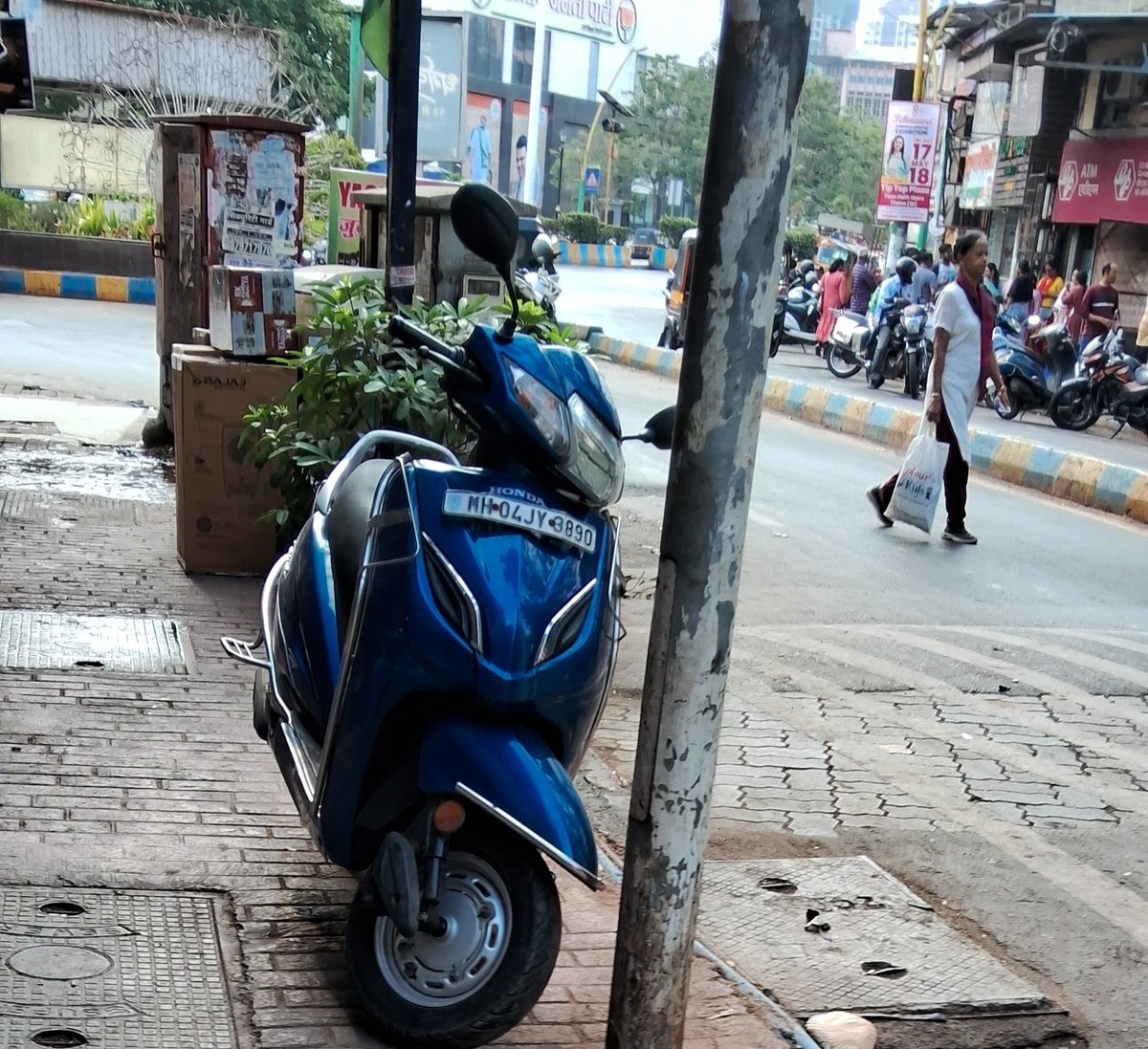 This two wheeler is always parked on the footpath at Acharya Atre rd Vartak nagar. Please fine him. 
@ThaneTraffic 
@ThaneCityPolice 
@TMCaTweetAway 
@PratapSarnaik 
@walkingproject 
@footpath_india Take strict action. One bike parked daily outside Jain Traders at Samata nagar.