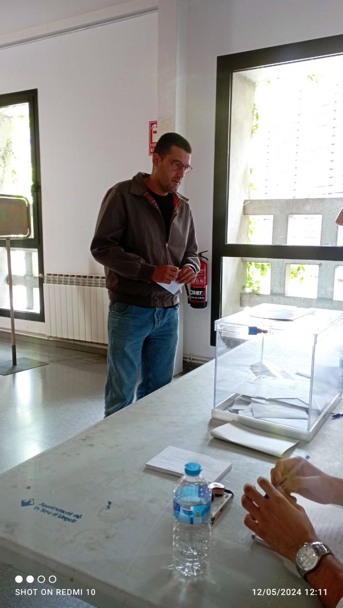 "Avui cal omplir les urnes amb vots d'esperança i resistència. Amb l'esperança d'un altre país possible i amb la resistència per lluitar contra l'extrema dreta!"

El cap de llista per Ponent, Pirineu i Aran, <a href="/BernatLavaquiol/">bernat lavaquiol</a> ja ha votat al Centre Cívic de la Seu.
#VotemCUP ✊