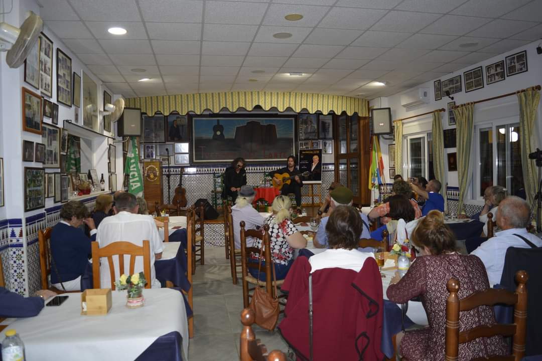 MijasCom's tweet image. también de Sevilla; y Manuel Campos, de Algeciras. Todos acompañados siempre a la guitarra de Carlos Haro. Los finalistas actuarán a finales de junio y se dará a conocer al ganador.

#Cultura #Cantaor #Música