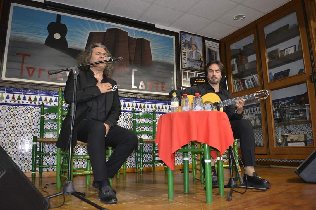MijasCom's tweet image. también de Sevilla; y Manuel Campos, de Algeciras. Todos acompañados siempre a la guitarra de Carlos Haro. Los finalistas actuarán a finales de junio y se dará a conocer al ganador.

#Cultura #Cantaor #Música