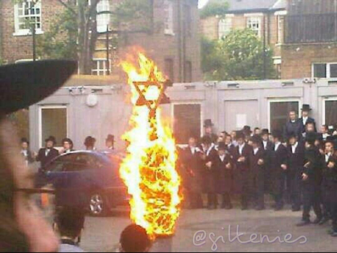 British Jews burn the Zionist Star in a symbolic act described as 'Burning of Evil.' 🇮🇱 #Protest #SymbolicAct #BritishJews