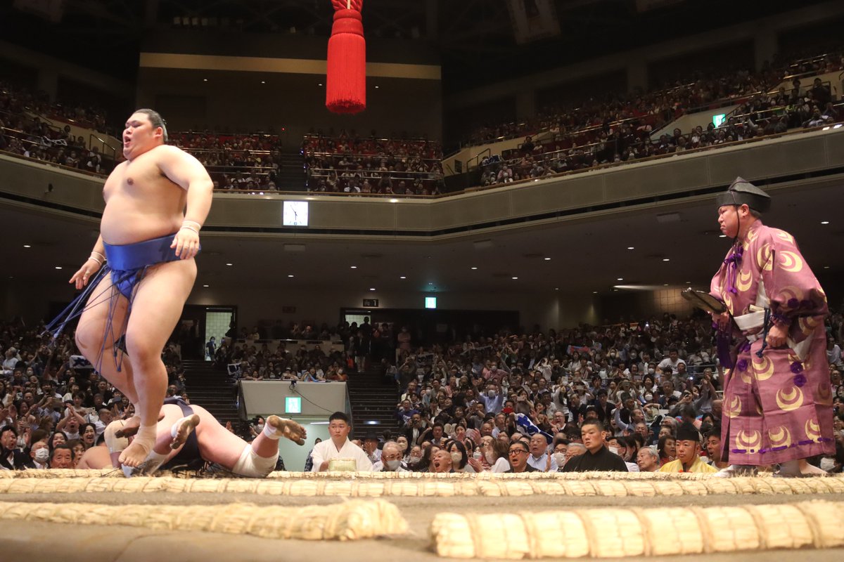 ＜初日の様子＞ 幕内取組 大の里　掬い投げ　照ノ富士 大の里は、横綱戦初勝利。 初日から1横綱4大関総崩れ。 明日、二日目の取組→ sumo.or.jp/ResultData/tor… #sumo #相撲 #五月場所 #夏場所