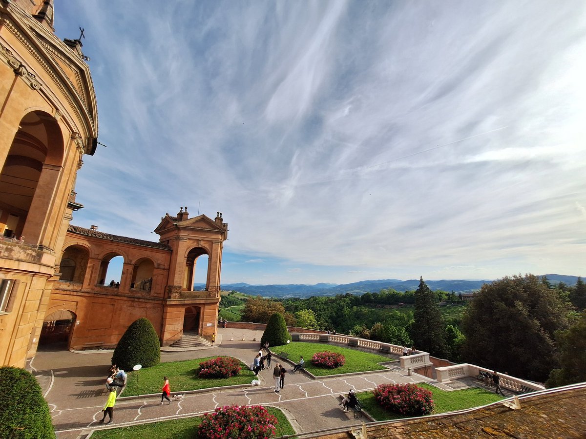 Back home from a great SPARCS conference in the beautiful Bologna. Grateful to present our LOFAR sub-arcsecond widefield imaging results and inspired by the incredible work being done to open up the radio sky!