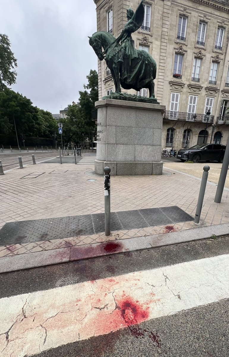 Bordeaux, son cadre de vie, son patrimoine et… ses flaques de sang en pleine rue.