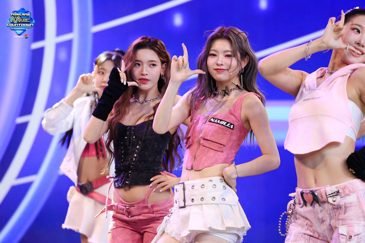 TMCcountdown's tweet photo. Ring on the Bell make it Ring Ring Ring ✨ 

เป็นไงกันบ้างคะ TMC Rising Star Stage กับเดบิวต์สเตจของสาวๆ Gen1es เพลง Lucky Bell สดใสสมการรอคอยมั้ย คอมเม้นให้กำลังใจเหล่าภูติจิ๋วมากันได้เลย 🥰

ติดตามชม #ThailandMusicCountdown ได้ทุกวันอาทิตย์ เวลา 17.30 น. ทาง ช่อง 3HD

#TMCCountdownpresentedbyPEPSI
#TMCCountdown 
#TMCxGen1es #Gen1es
#Ch3Thailand #TrueCJCreations
