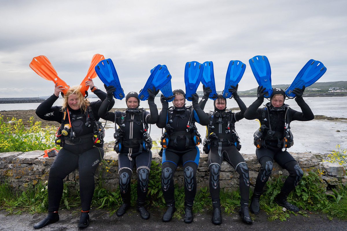 🤿🫧First breaths underwater - unforgettable! Wishing happy dives to Andrea & our Transition Year Students Conor & Greg as they start their scuba journey!  

#AranIslands #KeepDiscovering