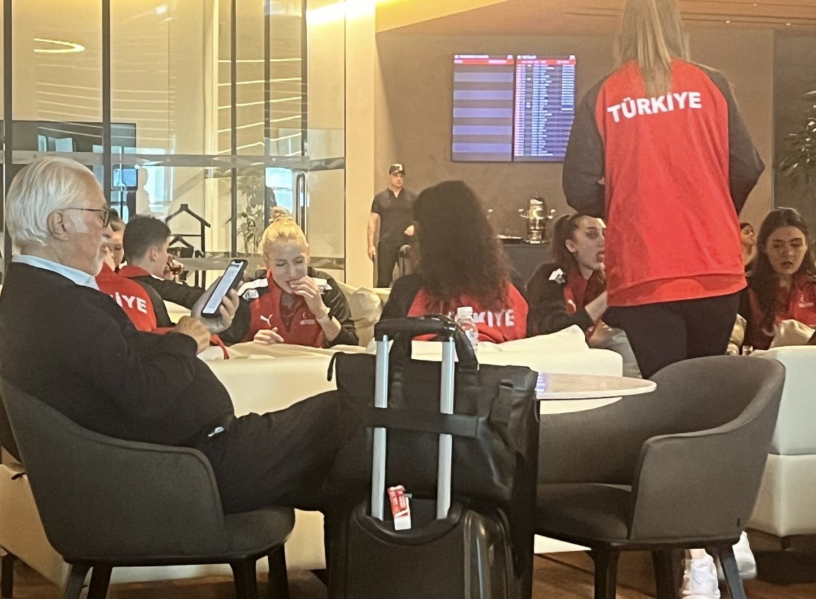 A Milli Futbol Takımı’na her daim “özel uçak” Türkiye’nin gururu, yüzakı. Şampiyonlar Şampiyonu A Milli Kadın Voleybol Takımı'na “tarifeli uçak” Peki neden ⁉️ Şimdi onları yemek sırasında görünce içim bi cız etti😡