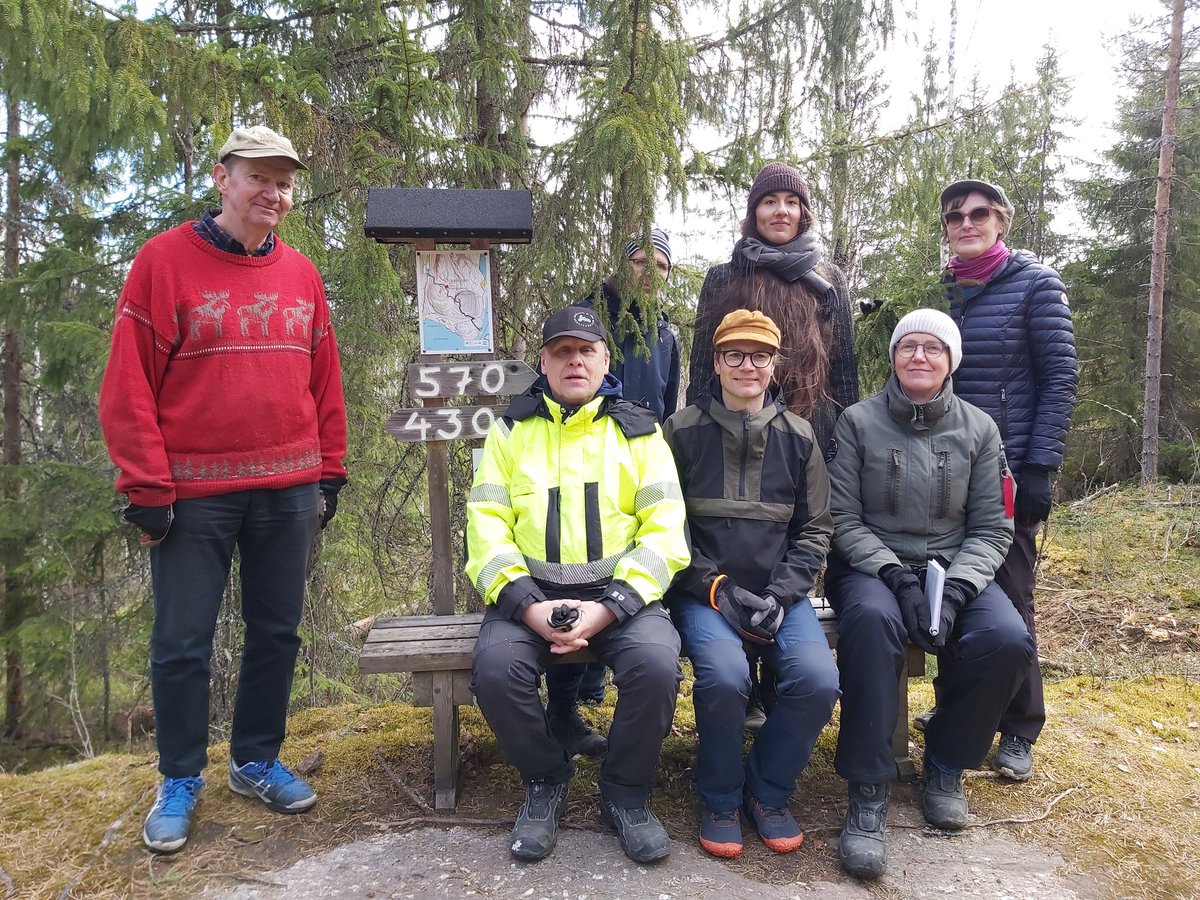 Hoitokunnan jäseniä maastokokouksen jälkeisissä kiipeämistunnelmissa #Struvenketju'n Oravivuoren mittauspisteelle vievän reitin huilipaikassa.

Keväinen luonto innosti ja virkisti!
Samalla tarkistettiin huipulle vievän reitin turvallisuus ja opastus.
Tervetuloa!
#maailmanperintö