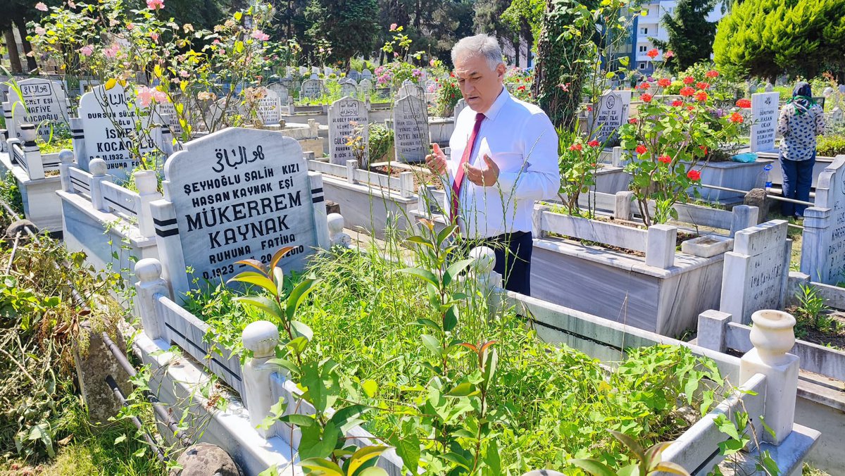 Başta vefat eden kıymetli annem ve evlatlarımın annesi, hayat arkadaşım olmak üzere; yol göstericimiz, sevginin, merhametin ve şefkatin tükenmez kaynağı olan tüm annelerimizin #AnnelerGünü’nü yürekten kutluyorum.