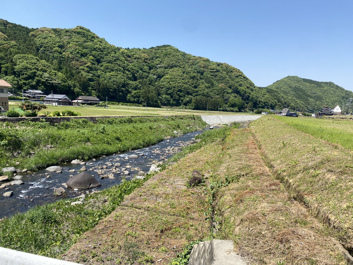 今も日本昔ばなしの屋根が残る田舎の風景。