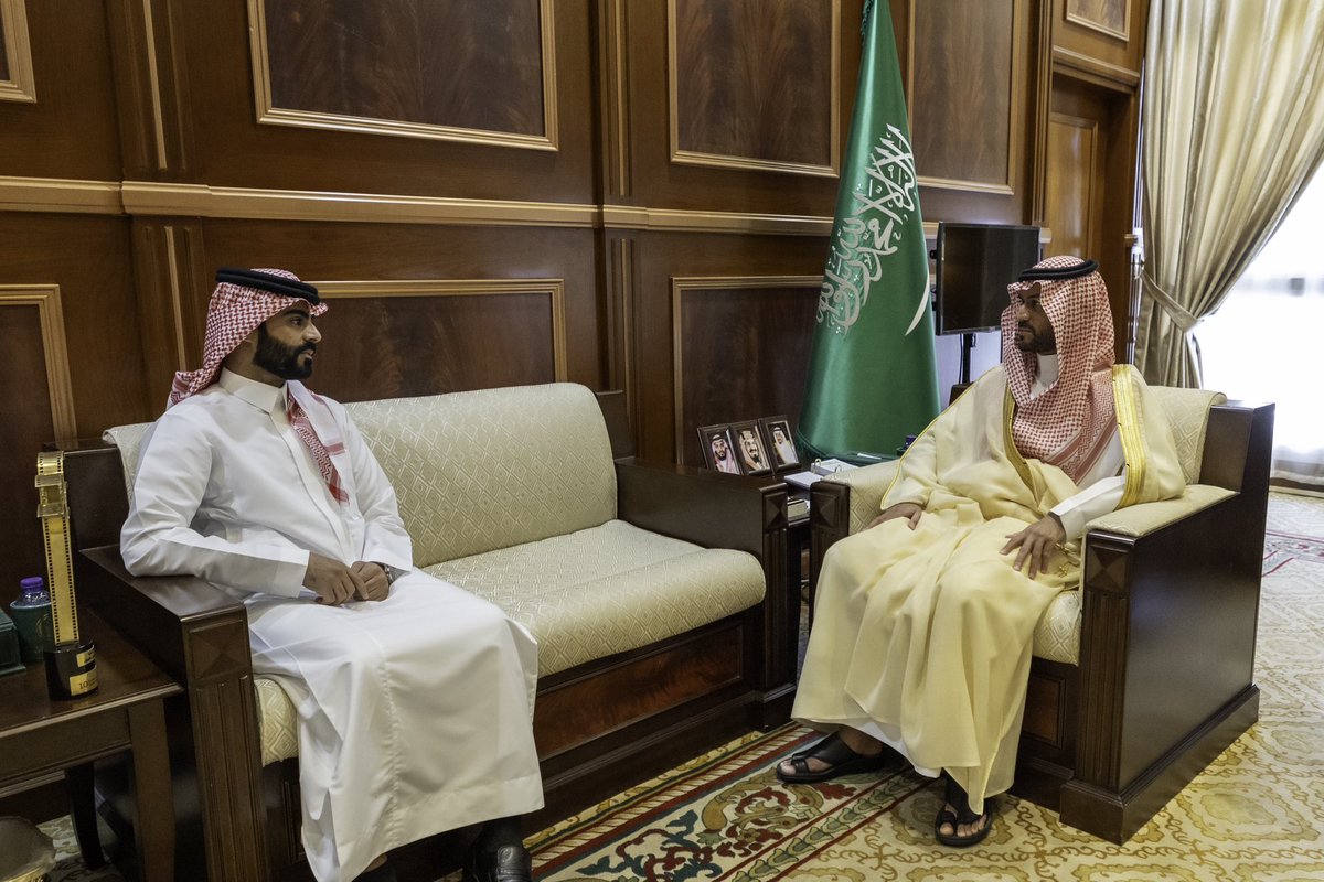 سمو #نائب_أمير_منطقة_حائل يستقبل الممثل رائد حمد الشمري الفائز بجائزة النخلة الذهبية في مهرجان أفلام السعودية، في دورته العاشرة وذلك عن فيلم (بين الرمال) لأفضل فيلم طويل والذي أقيم بمركز الملك عبدالعزيز الثقافي (إثراء) بمدينة الظهران.