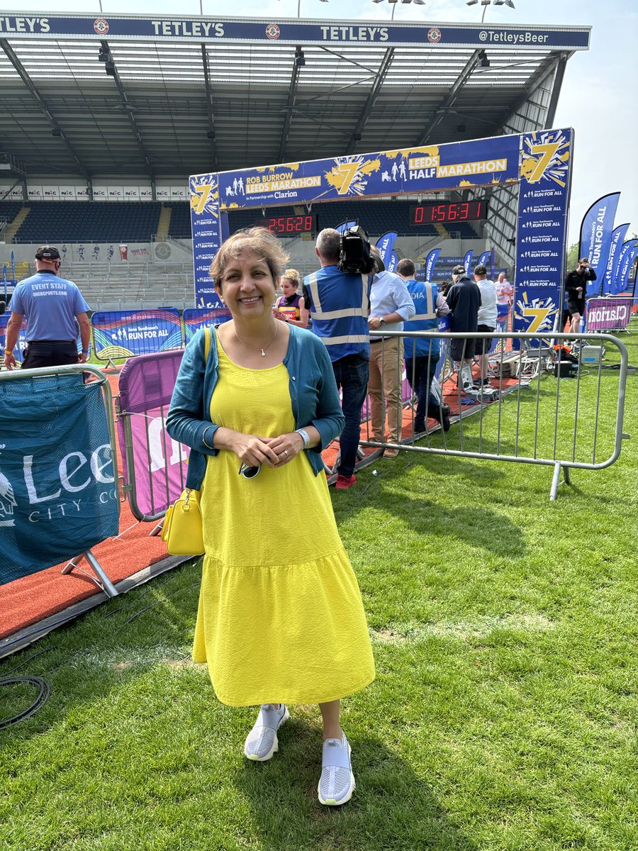 Thank you to every single runner , spectator and supporter for coming out today #RobBurrowLeedsMarathon ⁦@runforall⁩ … what an inspiring event ! And a big thank you to all who are raising funds for the ⁦@Rob7Burrow⁩ Centre ⁦@LeedsHospitals⁩ 🧡