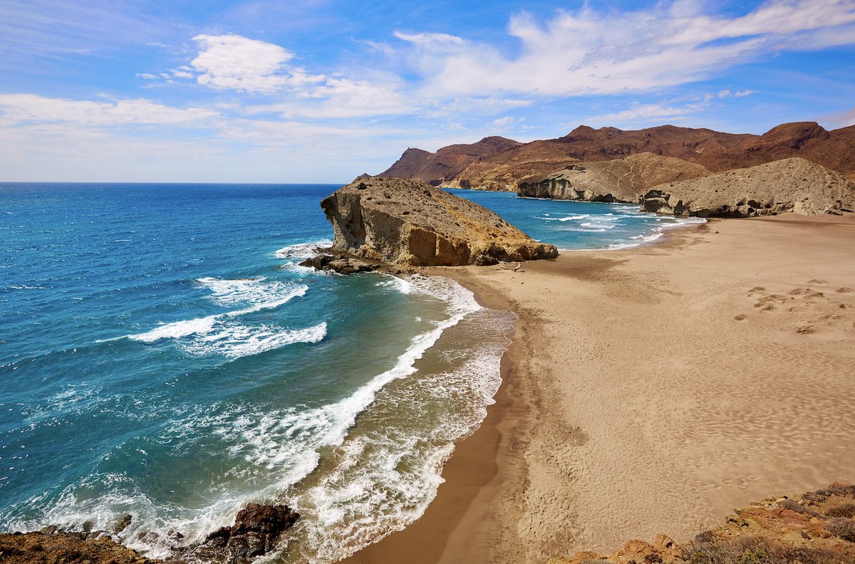 A visit to the #Almería coast is a must! With over 124 miles of coastline with stunning beaches and coves to explore, don’t forget to see the spectacular cliffs! 📍Playa de Mónsul Discover more ➡️ bit.ly/4aDTh6C #VisitSpain #YouDeserveSpain #SpainCoast