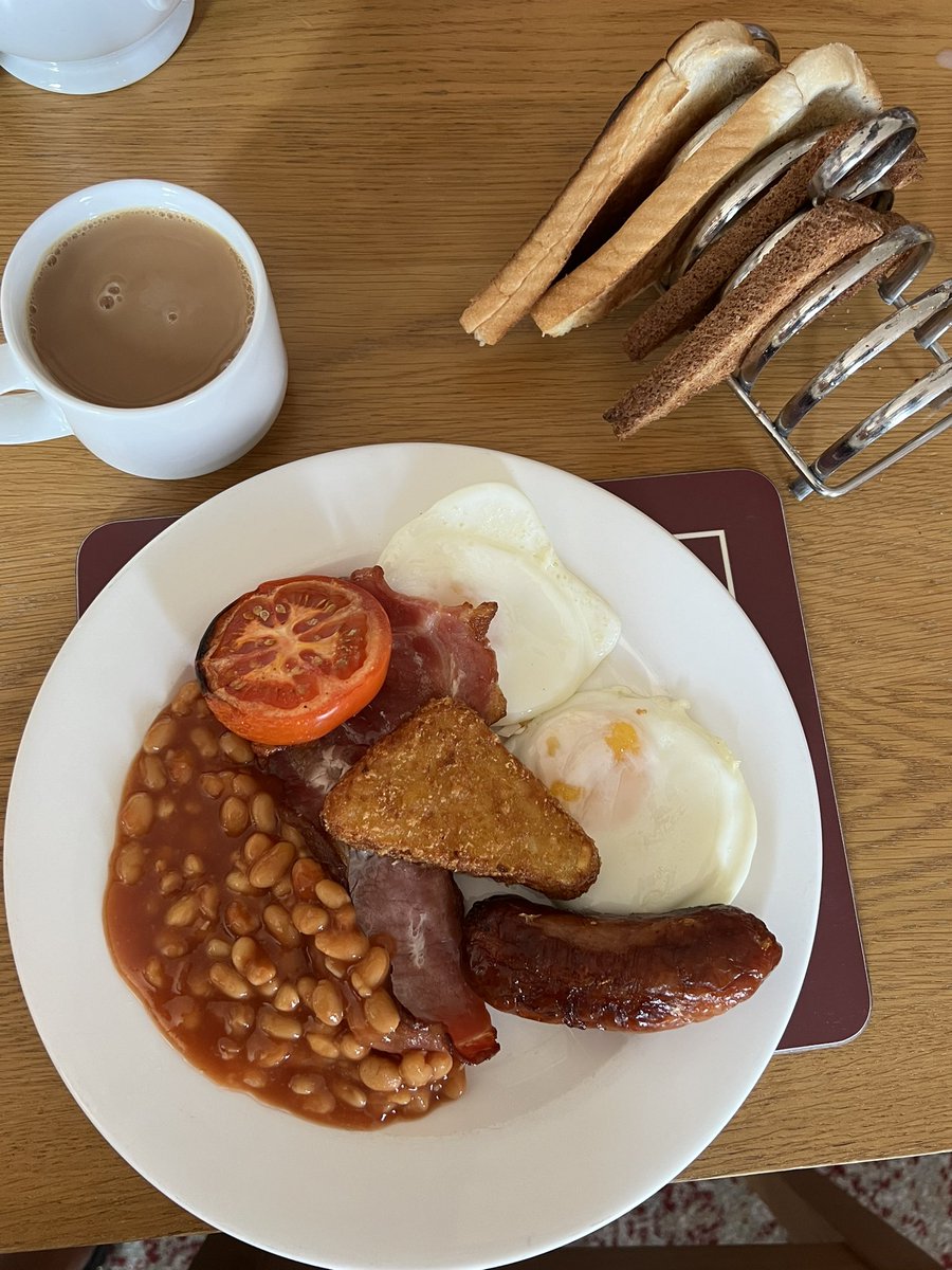 Last breakfast @CumberlandLodge for another year. I was too slow with my toast bisection request. A second egg @JamesTurner37