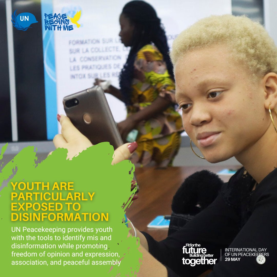 To help build a peaceful future, @UN Peacekeeping helps create safer digital spaces where youth is empowered with the tools to create and share verified content. An example from @MONUSCO in the DR Congo🇨🇩 #PKDay 👉bit.ly/3WrLu8e