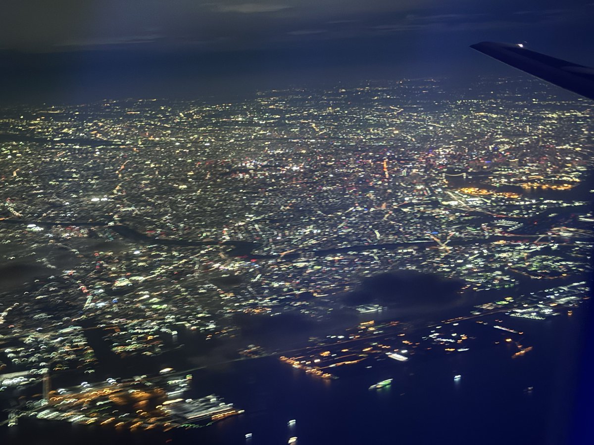 これは……すごく幻想的だね🏙

これを観た世界中のパイロットたちが口を揃えて

『世界でもっとも素晴らしい夜景は東京だ』

という言葉も納得です

私もこれを観たくてこの時間の便を予約したんだから✨✨✨