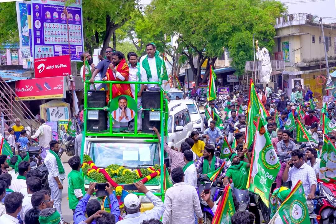 TheYadavShiv's tweet image. चुनाव के अंतिम दिन आज जनसमुद्र ने बता दिया कि पुंगनूर से #पेद्दीचेद्दी_रेड्डी की बिदाई तय है अब पुंगनूर की जनता गुंडे रेड्डी को हटाकर जनसेवक #ramchandrayadav को अपना प्रतिनिधि चुनेगी।
#YSS
#BCYParty
@BCYParty4People