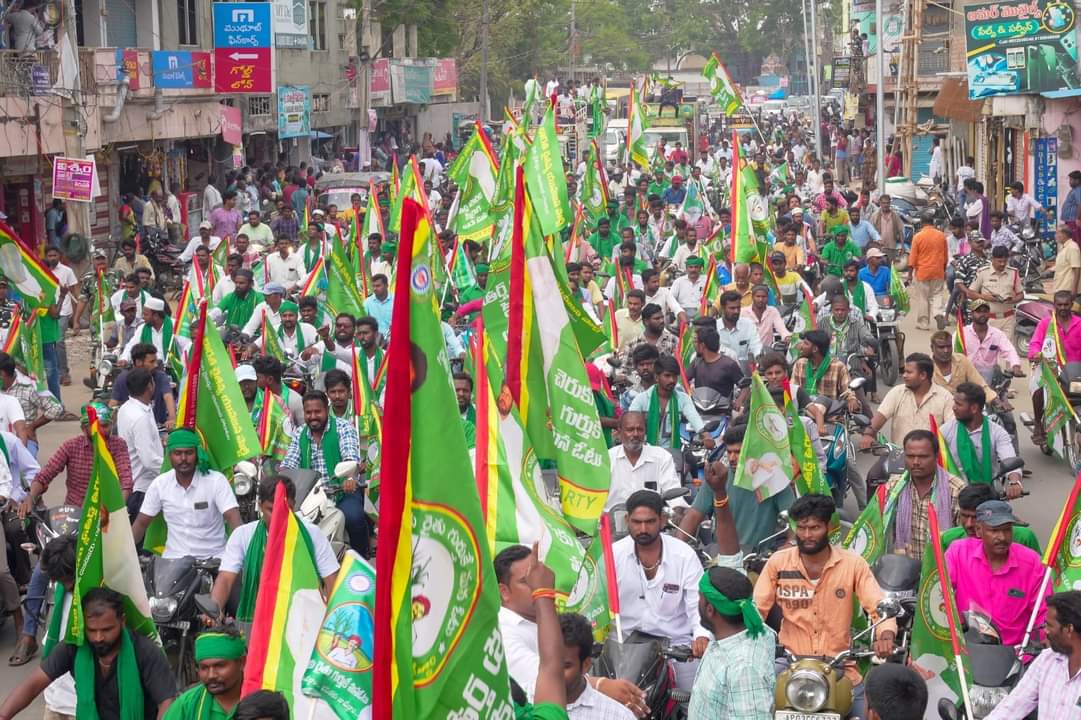 TheYadavShiv's tweet image. चुनाव के अंतिम दिन आज जनसमुद्र ने बता दिया कि पुंगनूर से #पेद्दीचेद्दी_रेड्डी की बिदाई तय है अब पुंगनूर की जनता गुंडे रेड्डी को हटाकर जनसेवक #ramchandrayadav को अपना प्रतिनिधि चुनेगी।
#YSS
#BCYParty
@BCYParty4People