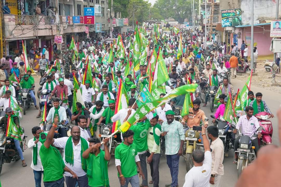 TheYadavShiv's tweet image. चुनाव के अंतिम दिन आज जनसमुद्र ने बता दिया कि पुंगनूर से #पेद्दीचेद्दी_रेड्डी की बिदाई तय है अब पुंगनूर की जनता गुंडे रेड्डी को हटाकर जनसेवक #ramchandrayadav को अपना प्रतिनिधि चुनेगी।
#YSS
#BCYParty
@BCYParty4People