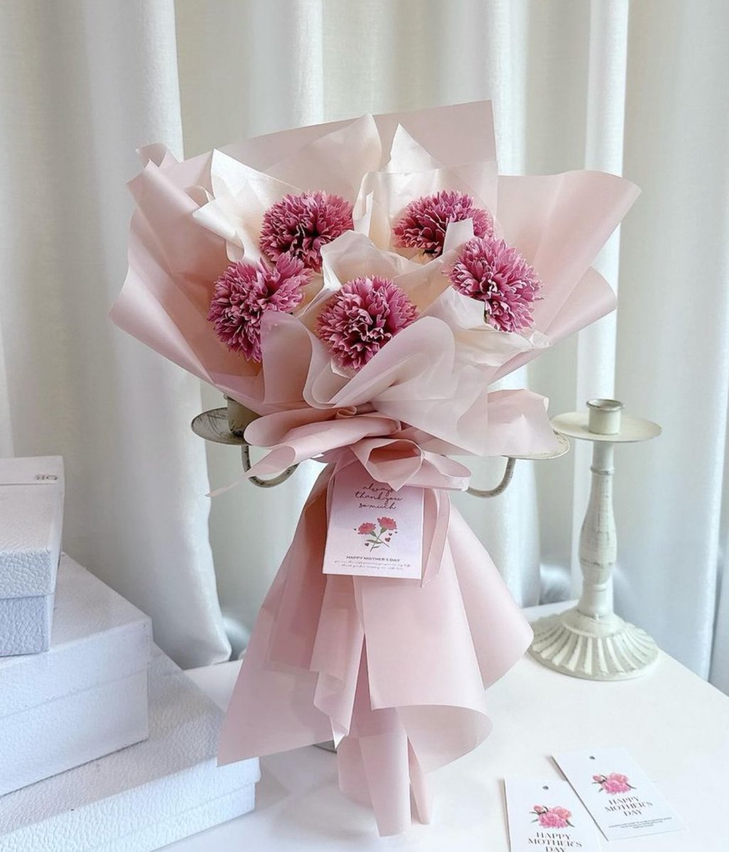 媽媽
這是我第一次
沒有回家陪您過節
您電話中只不斷的提醒
飯要按時吃，覺要睡夠
我匆匆的跟您說一聲
母親節快樂後-掛了電話

是因為我哽咽了
怕被您發現

我一直很堅強的撐著
唯獨家人這關
我會瓦解外表的堅強

在未來日子裡
我會繼續努力
當您的乖女兒

您也要身體健康喔
很愛很愛您媽媽💗