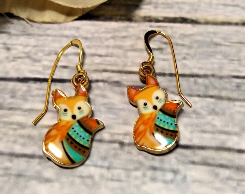 Today's #MHHSBD word is WILDLIFE. These teeny foxes were my first sale on Etsy when I restarted my jewellery. They're titchy but so cute. And I love the inquisitive bunnies, which are still available. riverfalljewellery.etsy.com