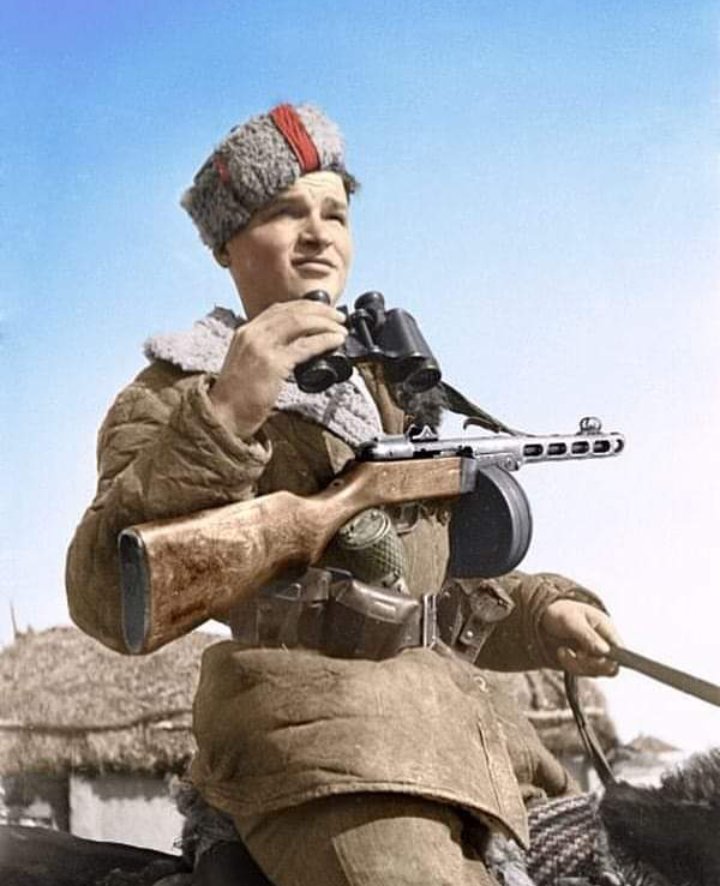 U.R.S.S. (1942/43)
Oblast de Kursk
Partisanos a caballo armado con un subfusil PPSh-41.