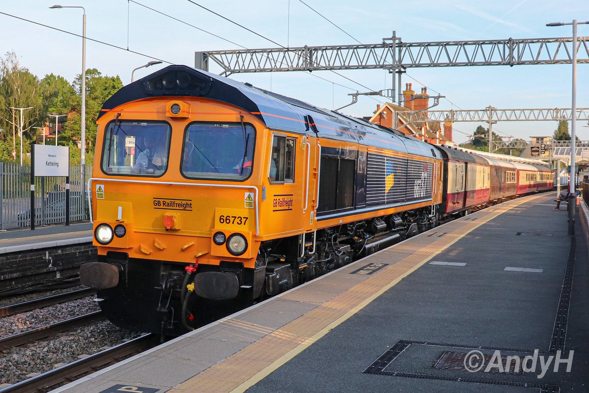 #ShedSunday here's another view of shiny @GBRailfreight 66737 complete with 4 beautifully presented @LocoServicesGrp coaches heading through Kettering on Friday evening with the Crewe-bound 5Z64 ECS from the #GBRF 'Happy Birthday Lesia' special earlier in the day. 11/5/24
