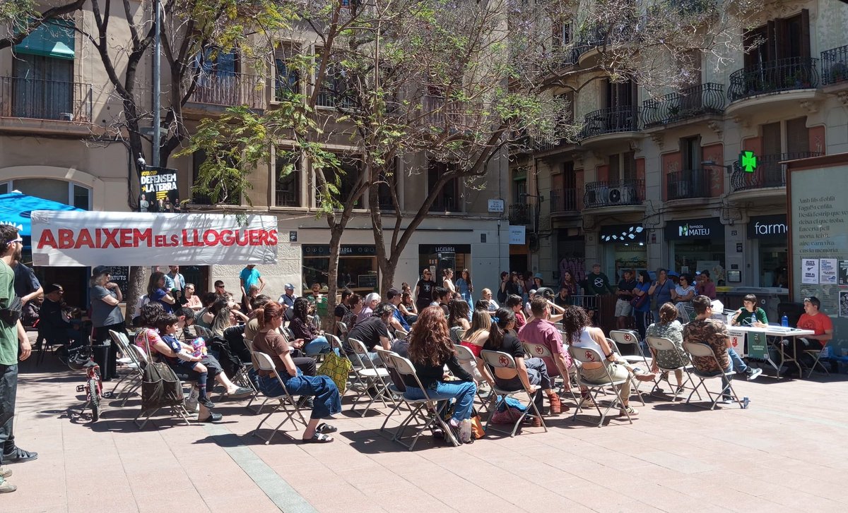 HabitatgeGracia's tweet photo. 💚 Ahir vam estar a pl. Revolució explicant la regulació de lloguers i la lluita col•lectiva per garantir un habitatge digne per a tothom que estigui fora del mercat.

Gràcies a @HabitatgeVKK i @SindicatLloguer i a totes les que vau venir! Juntes enfortim els sindicats! 🥰👇 https://t.co/h5Y5YZNK0F