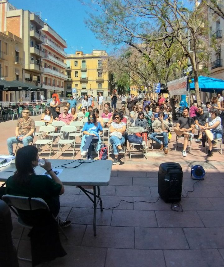 HabitatgeGracia's tweet photo. 💚 Ahir vam estar a pl. Revolució explicant la regulació de lloguers i la lluita col•lectiva per garantir un habitatge digne per a tothom que estigui fora del mercat.

Gràcies a @HabitatgeVKK i @SindicatLloguer i a totes les que vau venir! Juntes enfortim els sindicats! 🥰👇 https://t.co/h5Y5YZNK0F