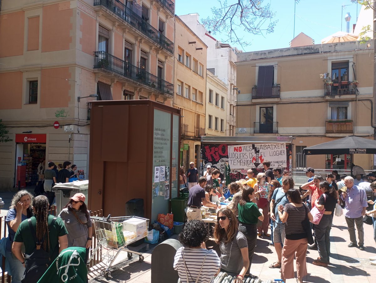 HabitatgeGracia's tweet photo. 💚 Ahir vam estar a pl. Revolució explicant la regulació de lloguers i la lluita col•lectiva per garantir un habitatge digne per a tothom que estigui fora del mercat.

Gràcies a @HabitatgeVKK i @SindicatLloguer i a totes les que vau venir! Juntes enfortim els sindicats! 🥰👇 https://t.co/h5Y5YZNK0F