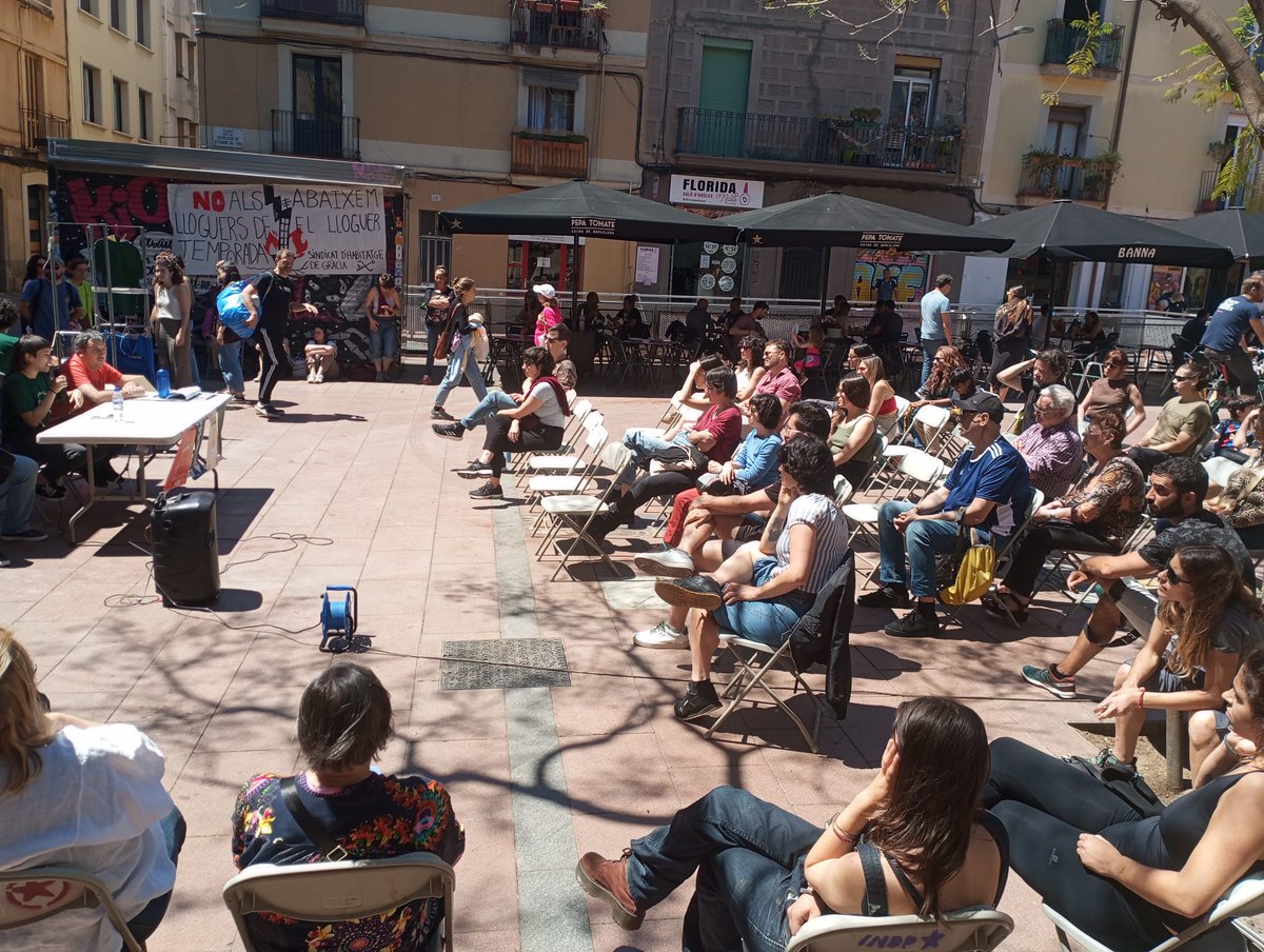 HabitatgeGracia's tweet photo. 💚 Ahir vam estar a pl. Revolució explicant la regulació de lloguers i la lluita col•lectiva per garantir un habitatge digne per a tothom que estigui fora del mercat.

Gràcies a @HabitatgeVKK i @SindicatLloguer i a totes les que vau venir! Juntes enfortim els sindicats! 🥰👇 https://t.co/h5Y5YZNK0F