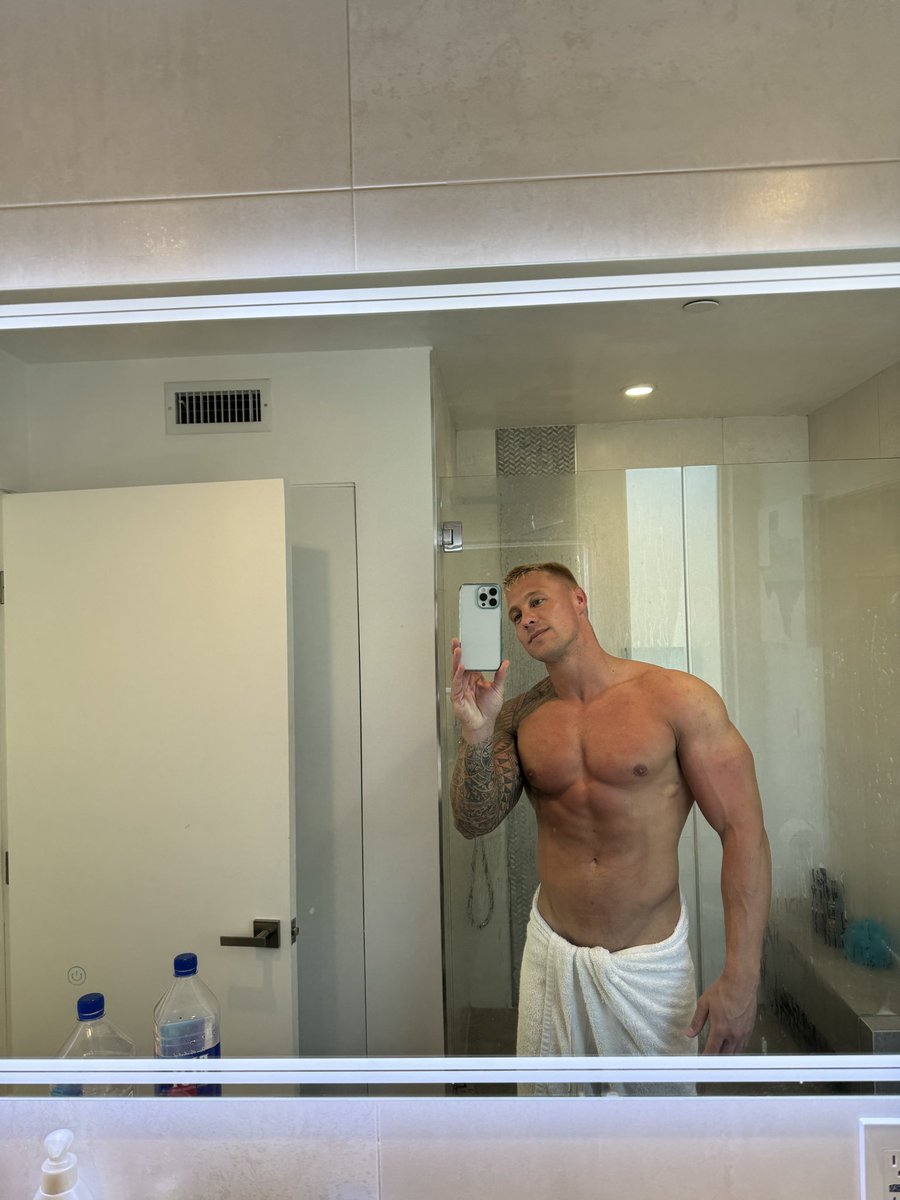1,000 retweets and I’ll share a full nude 😇