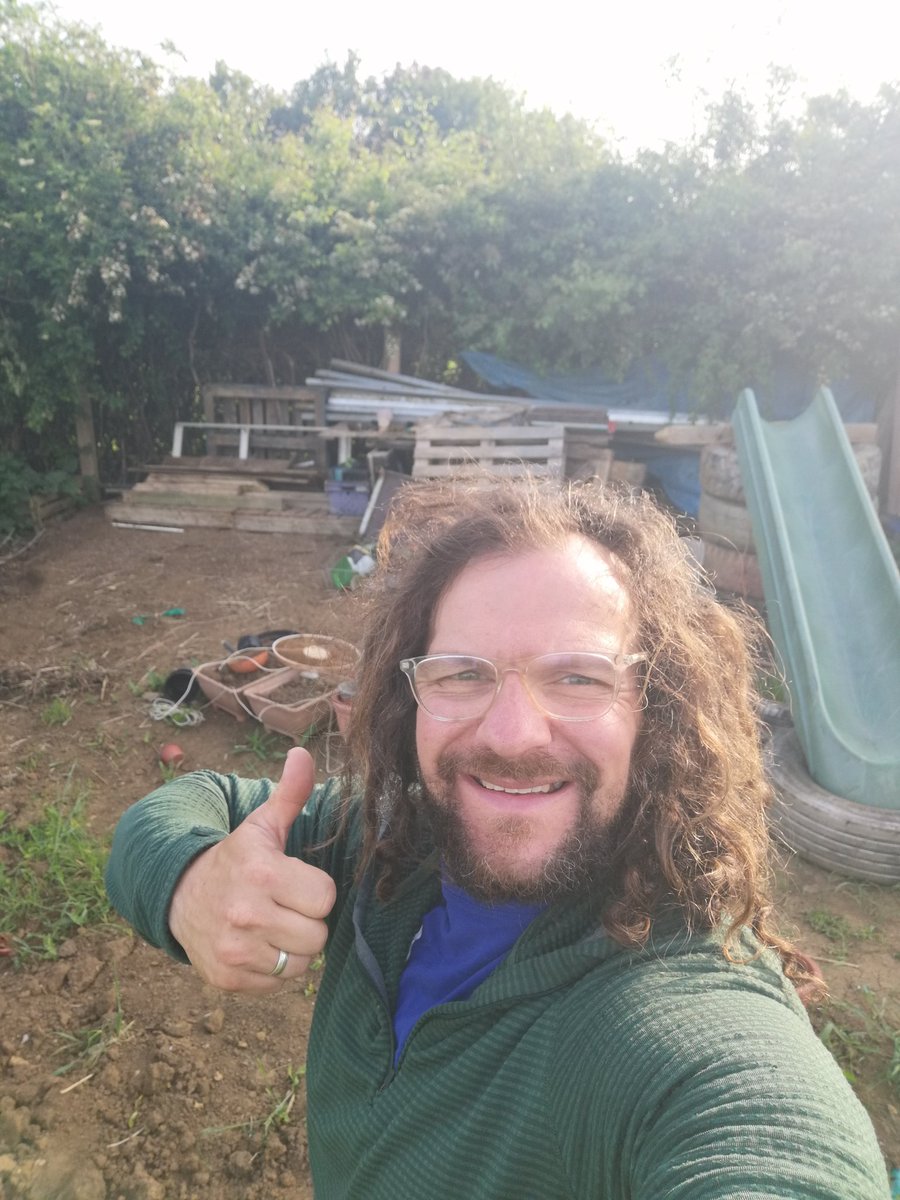 1934rabbit's tweet photo. Well i may of turned halfway to 90 yesterday.. But today i need to get afew hours in down the #DalysOnionPatch #HardWorkIsOnlyHardWorkIfYouDontWorkHard #AllomentLife #mentalhealth #FitnessIsKey #positivity #Onions https://t.co/RnmatWtR9J