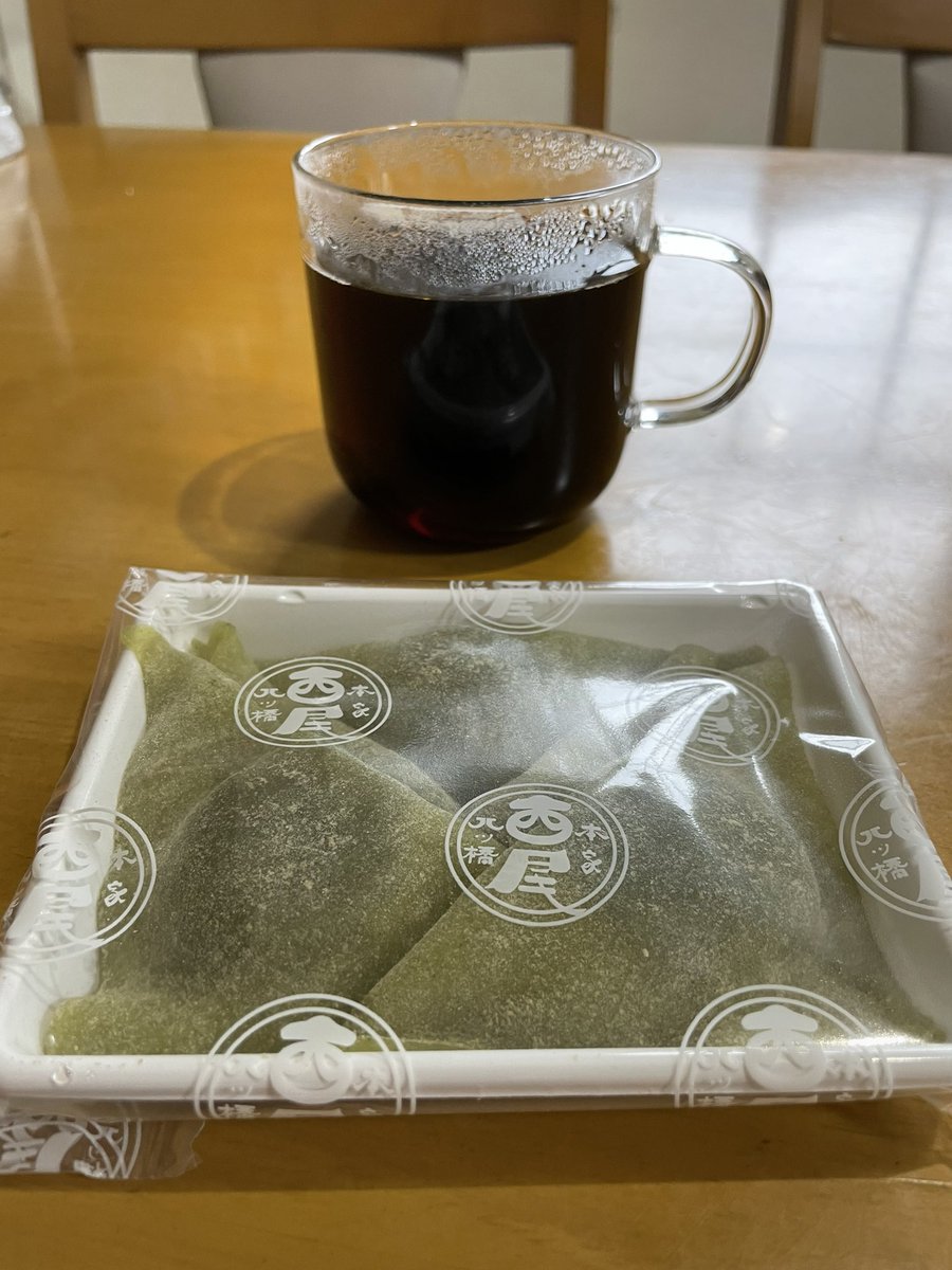 namatamanama's tweet photo. 仕事終わりに釣りしようかと思ってたんだけど雨風が強いので大人しく帰って、、京都のお土産を楽しかったロームシアターのライブの余韻と一緒に。✨☕️
#ACIDMAN
#OGAWACOFFEE
#Minimal
#八ッ橋 https://t.co/A43rJbW9Y0