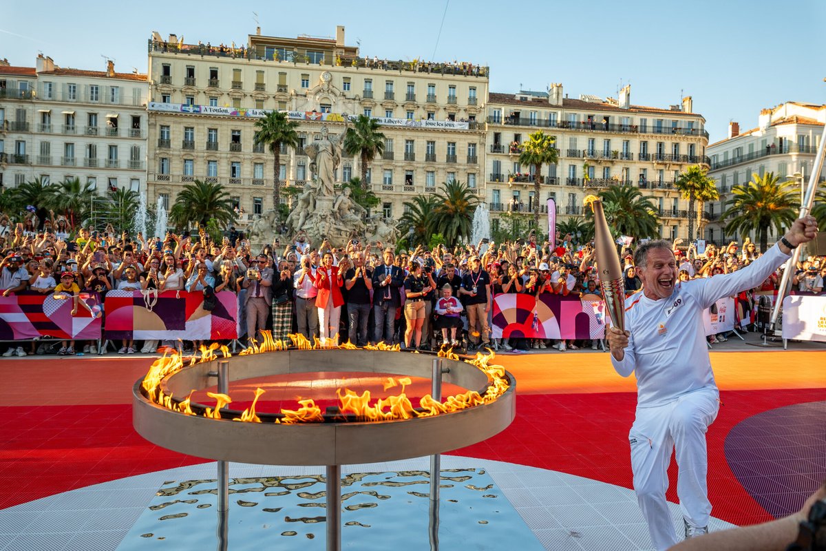 Bon dimanche à #Toulon 🥰🔥 📸 Pour clôturer ce week-end olympique, la ville de Toulon met à l'honneur les plus belles images de l'allumage du chaudron, dans l'objectif des équipes de @paris2024 🔥