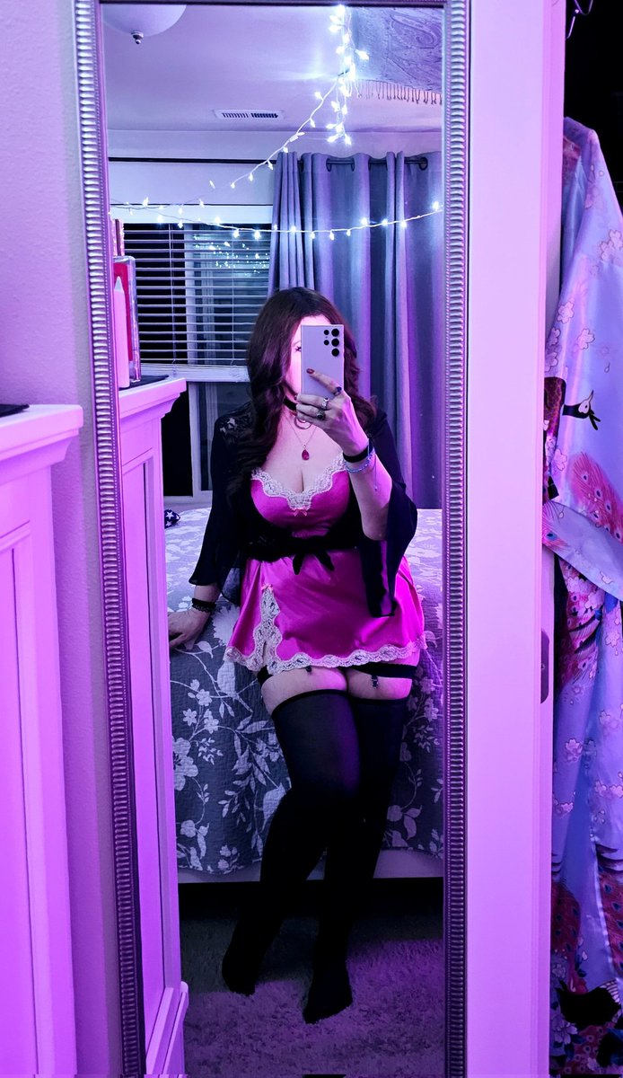 Novasugarr23's tweet image. Relection 💜

  Cherish each moment you spend with loved ones, never take those special moments for granted 🌸

#bedtimeselfie
#latenightpost